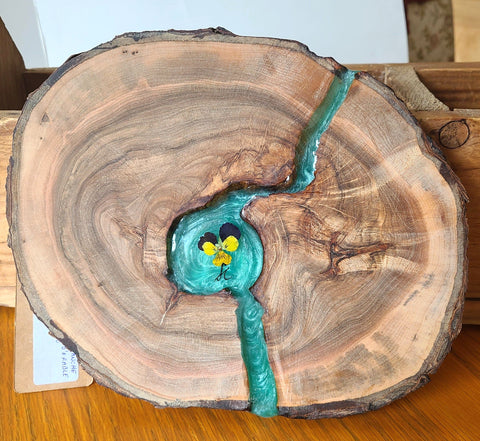 Plateaux de service tranche de bois d'érable, résine turquoise et fleur pensée / Serving trays made from slices of maple wood, blue resin and pansy flower