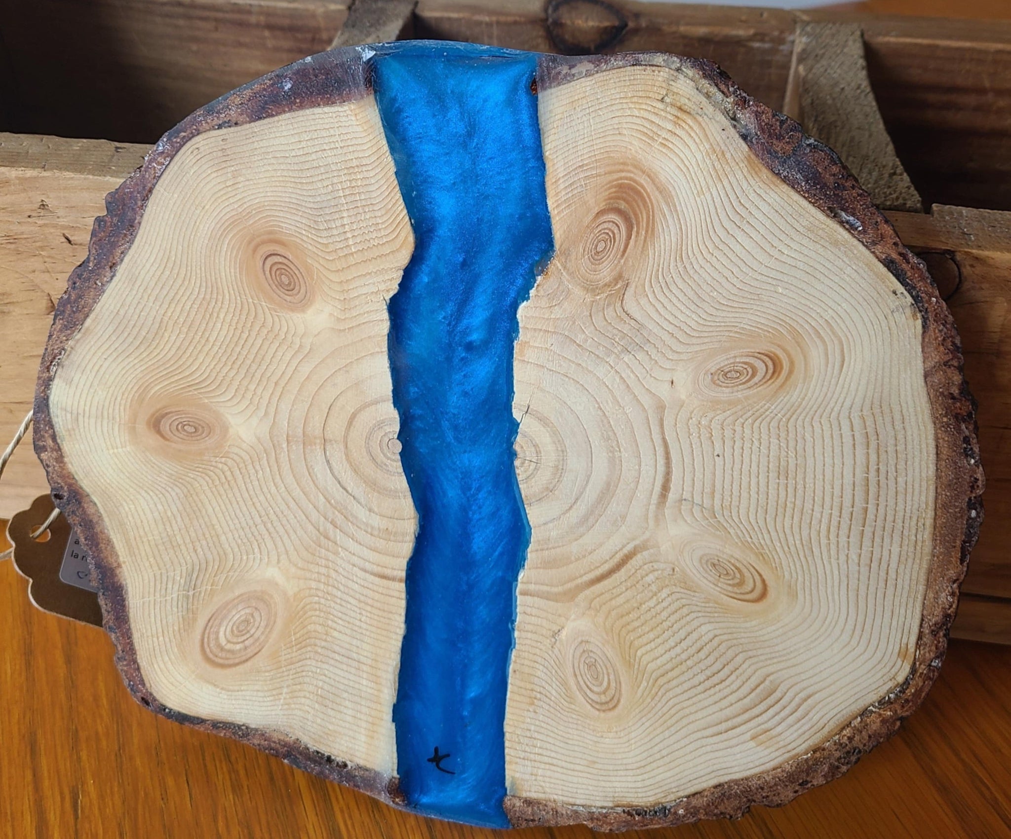 Plateaux de service en tranches de bois de pin avec résine bleue / Serving trays made from slices of pine wood with blue resin