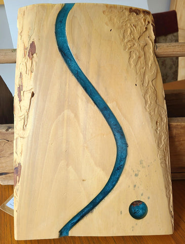 Plateaux de service en bois avec résine turquoise et fleurs véronique / Serving trays in wood with turquoise resin and veronica flowers