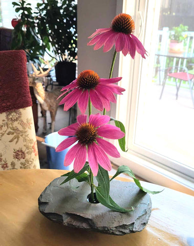 Vase floral zen IKBANA, en ardoise de Prévost, art japonais, fait main au Québec / IKBANA zen floral vase, in natural slate from Prévost, Japanese art, hand made in Quebec