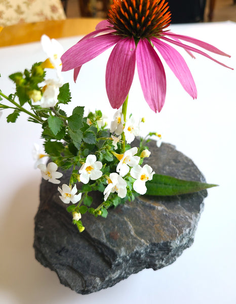 Vase floral zen IKBANA, en ardoise de Prévost, art japonais, fait main au Québec / IKBANA zen floral vase, in natural slate from Prévost, Japanese art, hand made in Quebec