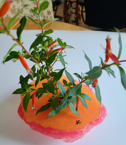 Vase floral zen IKBANA, en résine colorée, art japonais, fait main au Québec / IKBANA zen floral vase, in colored resin, Japanese art, hand made in Quebec