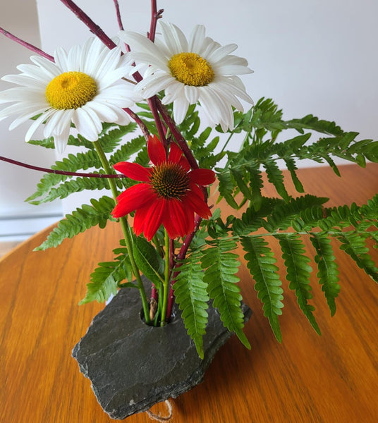 Vase floral zen IKBANA, en ardoise de Prévost, art japonais, fait main au Québec / IKBANA zen floral vase, in natural slate from Prévost, Japanese art, hand made in Quebec