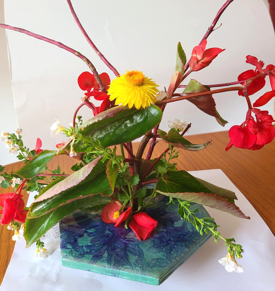 Vase floral zen IKBANA, en céramique et résine, art japonais, fait main au Québec / IKBANA zen floral vase, in ceramic and resin, Japanese art, hand made in Quebec